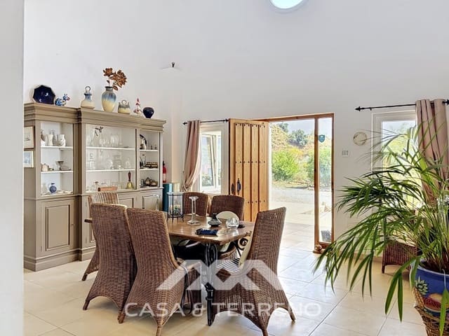 Chalet de 4 habitaciones en Canillas de Aceituno en venta - 449.000 € (Ref: 9884465)