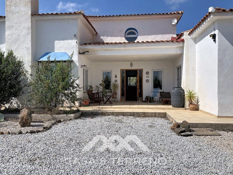 Chalet de 4 habitaciones en Canillas de Aceituno en venta - 449.000 € (Ref: 9884465)