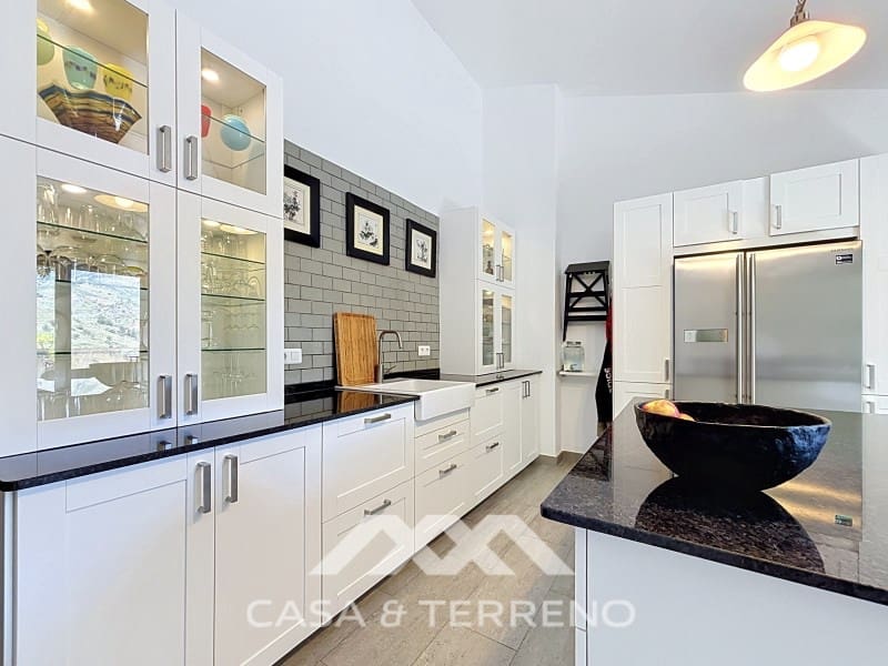 3 bedroom Villa for sale in Canillas de Aceituno with garage - € 485,000 (Ref: 9896613)
