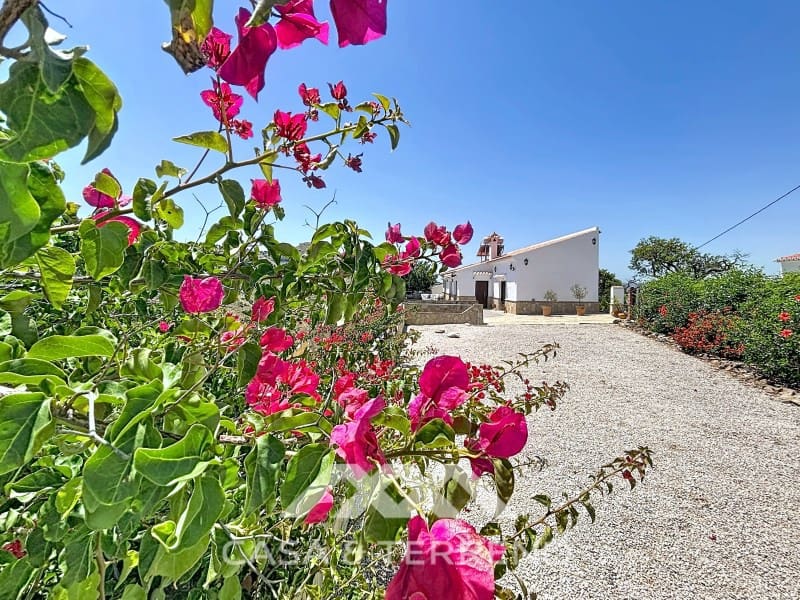 3 bedroom Villa for sale in Canillas de Aceituno with garage - € 485,000 (Ref: 9896613)