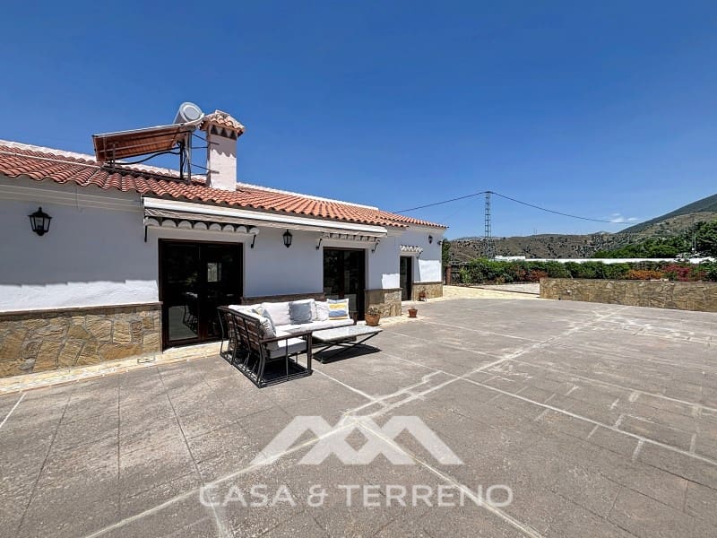 3 bedroom Villa for sale in Canillas de Aceituno with garage - € 485,000 (Ref: 9896613)