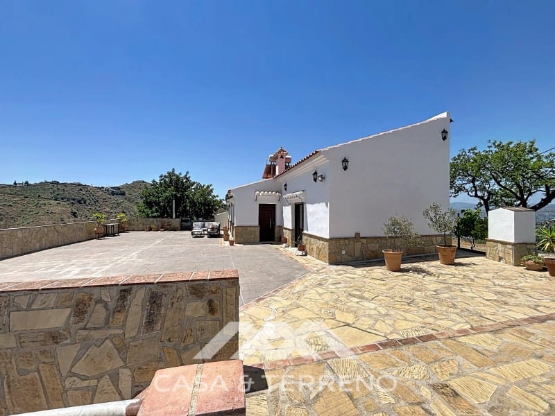 3 bedroom Villa for sale in Canillas de Aceituno with garage - € 485,000 (Ref: 9896613)