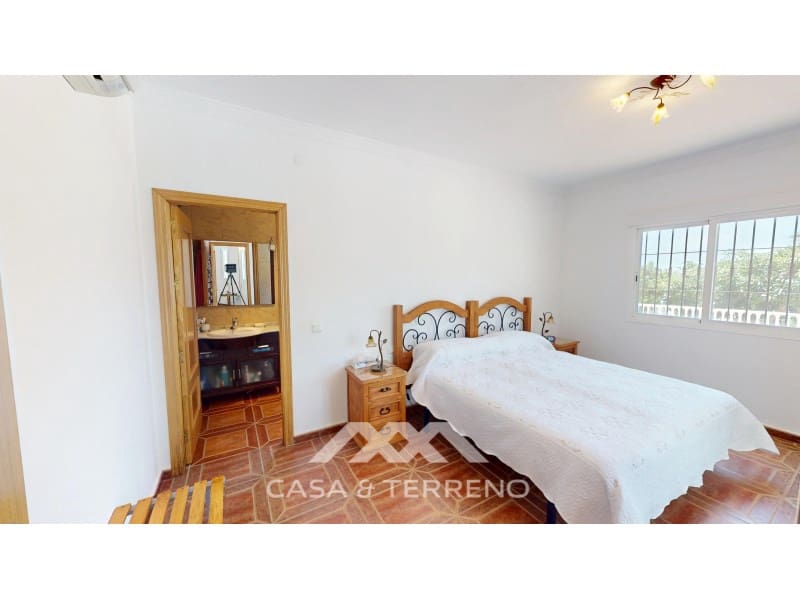 4 soveværelse Villa til salg i Algarrobo med swimmingpool garage - € 625.000 (Ref: 9912842)