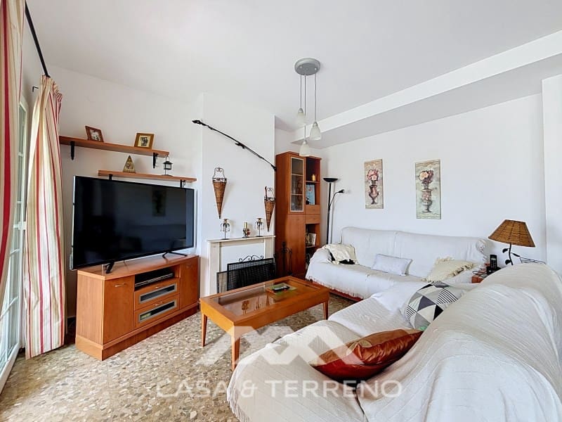 4 bedroom Semi-detached Villa for rent in Torre del Mar with pool - € 1,600 (Ref: 9912843)