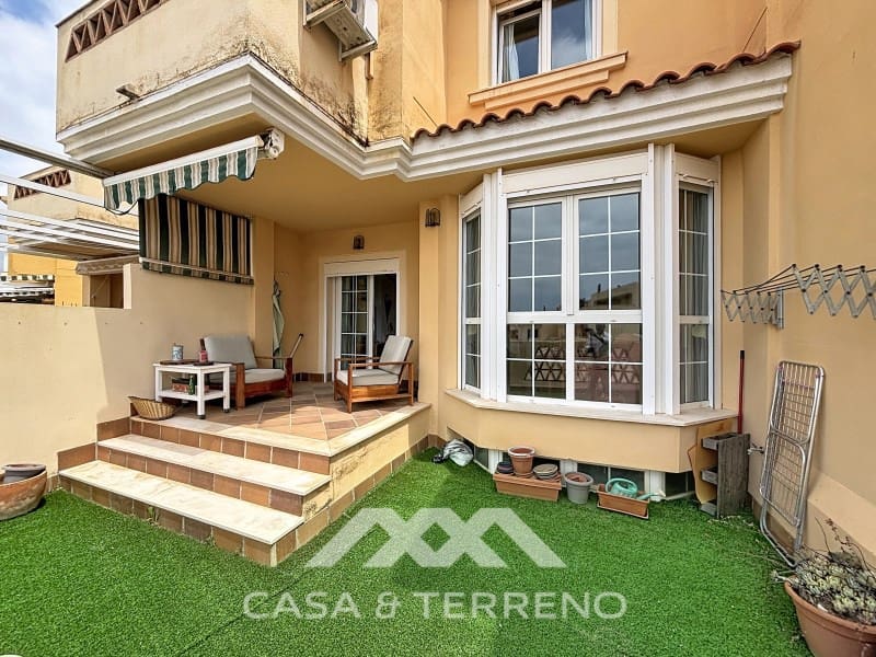 4 bedroom Semi-detached Villa for rent in Torre del Mar with pool - € 1,600 (Ref: 9912843)