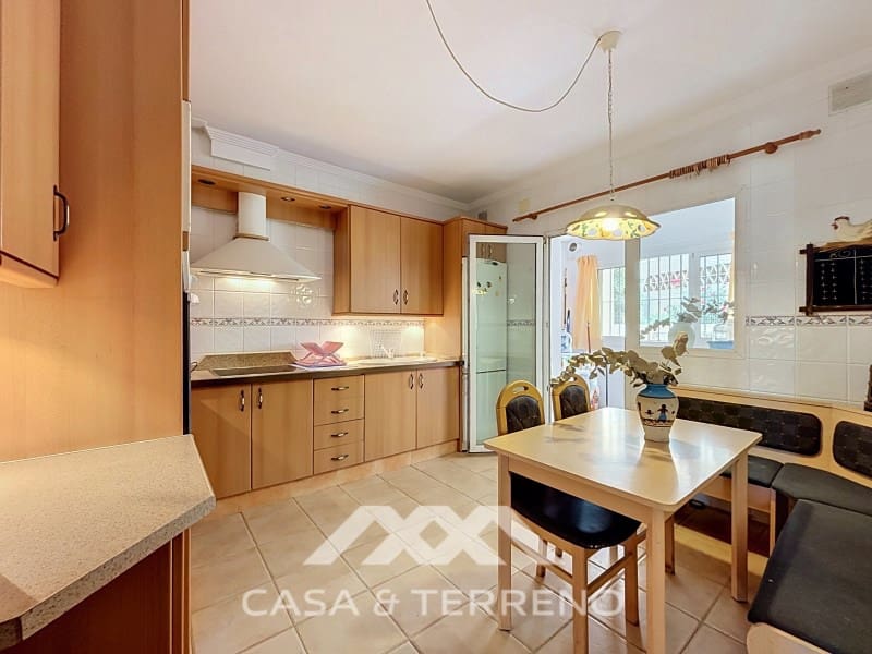 4 bedroom Semi-detached Villa for rent in Torre del Mar with pool - € 1,600 (Ref: 9912843)