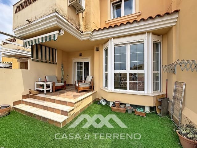 4 bedroom Semi-detached Villa for rent in Torre del Mar, Vélez-Málaga with pool - € 1,600 (Ref: 9912843)