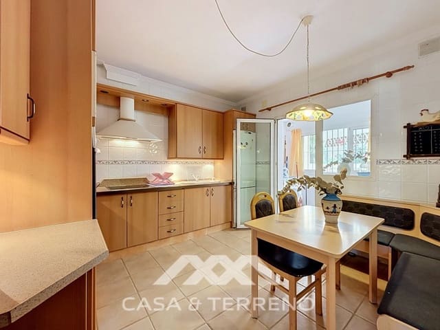 4 bedroom Semi-detached Villa for rent in Torre del Mar, Vélez-Málaga with pool - € 1,600 (Ref: 9912843)