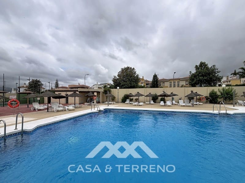 4 bedroom Semi-detached Villa for rent in Torre del Mar with pool - € 1,600 (Ref: 9912843)