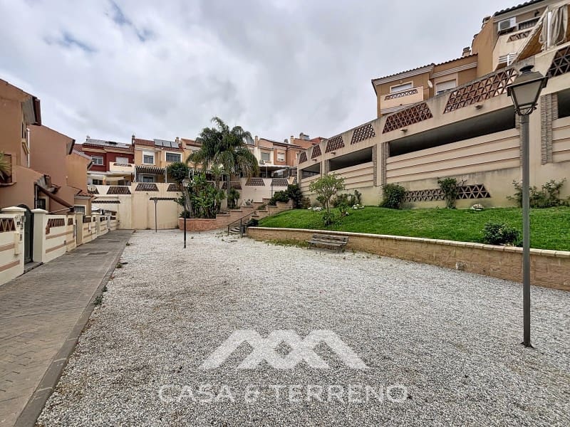 4 bedroom Semi-detached Villa for rent in Torre del Mar with pool - € 1,600 (Ref: 9912843)