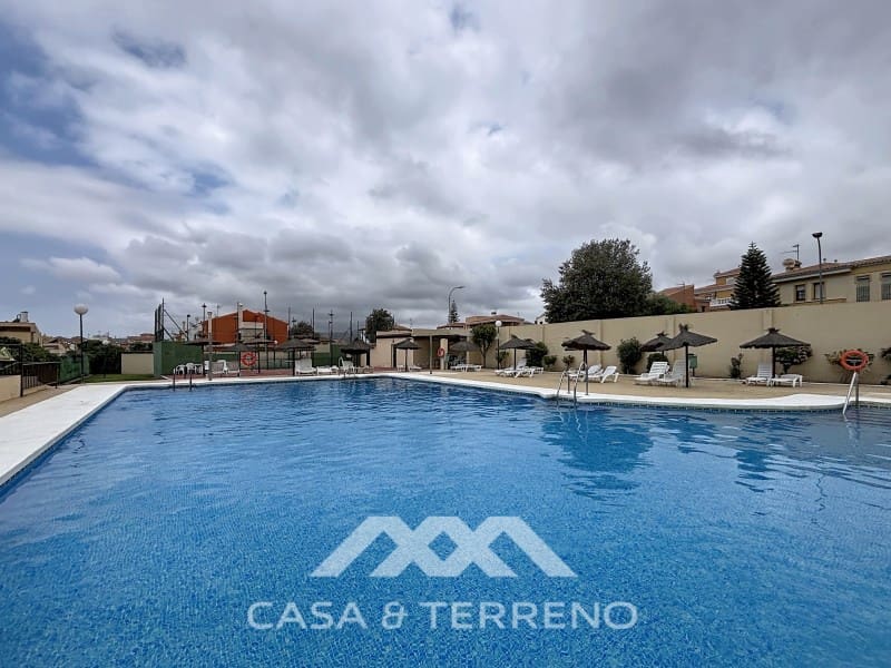 4 bedroom Semi-detached Villa for rent in Torre del Mar with pool - € 1,600 (Ref: 9912843)