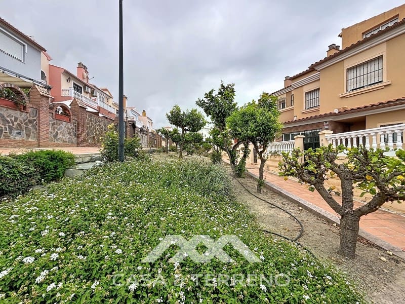 4 bedroom Semi-detached Villa for rent in Torre del Mar with pool - € 1,600 (Ref: 9912843)