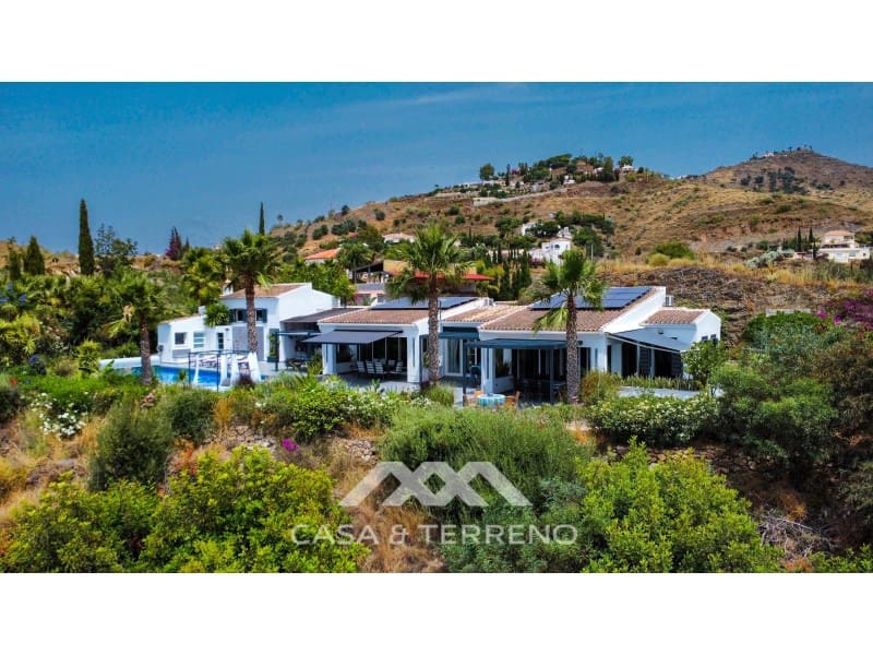 4 bedroom Villa for sale in Algarrobo with pool garage - € 1,250,000 (Ref: 9942058)