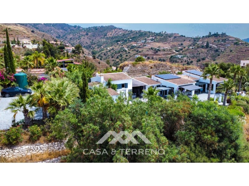 4 bedroom Villa for sale in Algarrobo with pool garage - € 1,250,000 (Ref: 9942058)