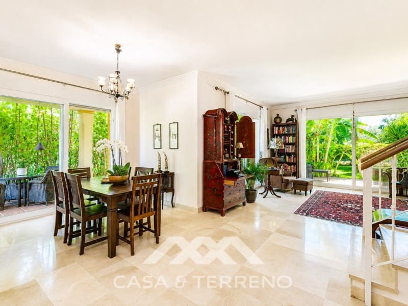 5 makuuhuone Huvila myytävänä paikassa Nueva Andalucia mukana uima-altaan - 1 395 000 € (Ref: 9996861)