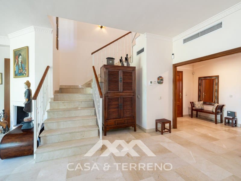 5 makuuhuone Huvila myytävänä paikassa Nueva Andalucia mukana uima-altaan - 1 395 000 € (Ref: 9996861)
