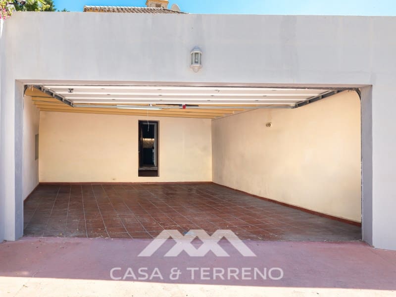 5 makuuhuone Huvila myytävänä paikassa Nueva Andalucia mukana uima-altaan - 1 395 000 € (Ref: 9996861)