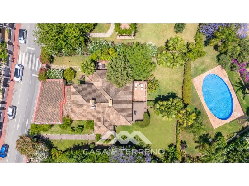 5 makuuhuone Huvila myytävänä paikassa Nueva Andalucia mukana uima-altaan - 1 395 000 € (Ref: 9996861)