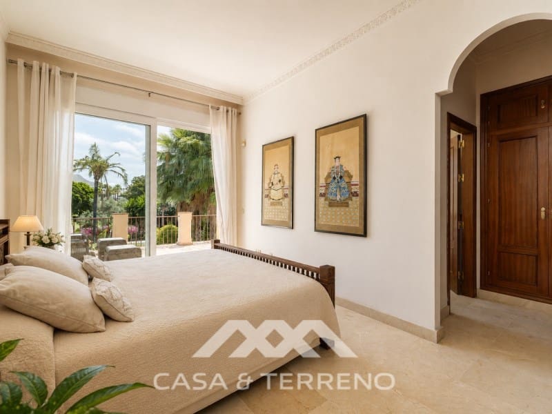 5 makuuhuone Huvila myytävänä paikassa Nueva Andalucia mukana uima-altaan - 1 395 000 € (Ref: 9996861)