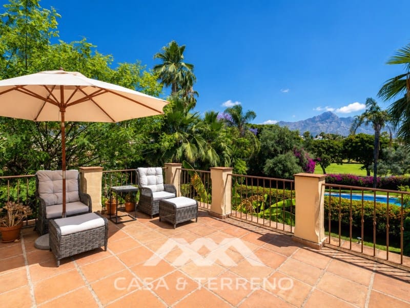 5 makuuhuone Huvila myytävänä paikassa Nueva Andalucia mukana uima-altaan - 1 395 000 € (Ref: 9996861)