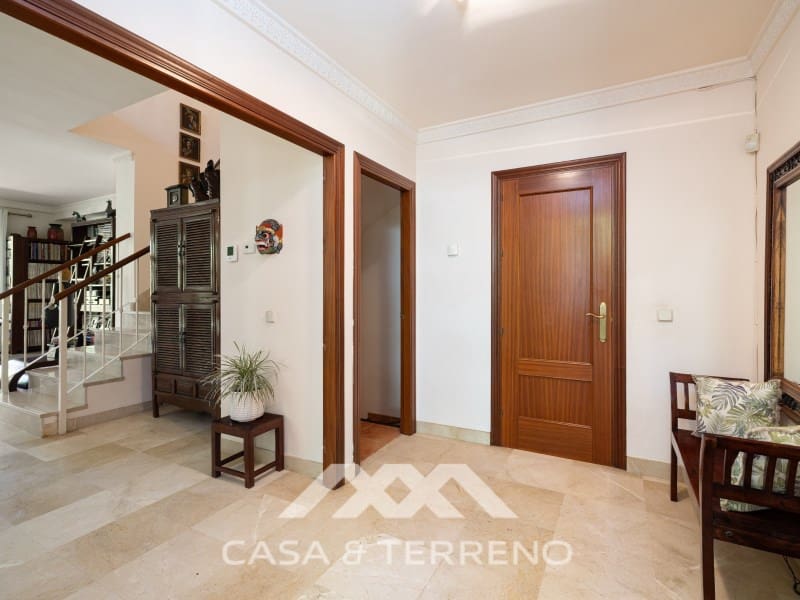 5 makuuhuone Huvila myytävänä paikassa Nueva Andalucia mukana uima-altaan - 1 395 000 € (Ref: 9996861)