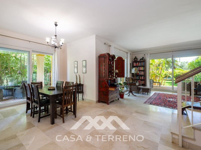 5 makuuhuone Huvila myytävänä paikassa Nueva Andalucia mukana uima-altaan - 1 395 000 € (Ref: 9996861)