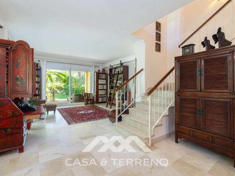 5 makuuhuone Huvila myytävänä paikassa Nueva Andalucia mukana uima-altaan - 1 395 000 € (Ref: 9996861)