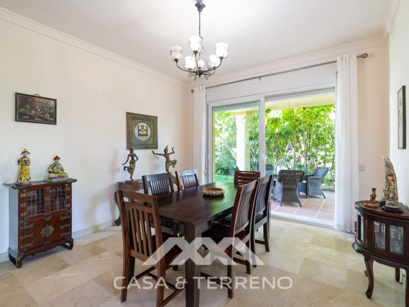 5 makuuhuone Huvila myytävänä paikassa Nueva Andalucia mukana uima-altaan - 1 395 000 € (Ref: 9996861)