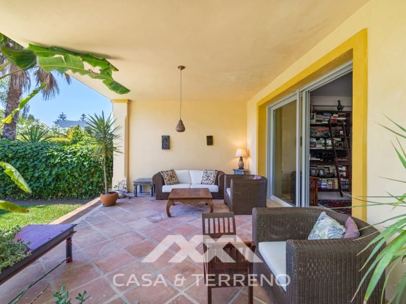 5 makuuhuone Huvila myytävänä paikassa Nueva Andalucia mukana uima-altaan - 1 395 000 € (Ref: 9996861)