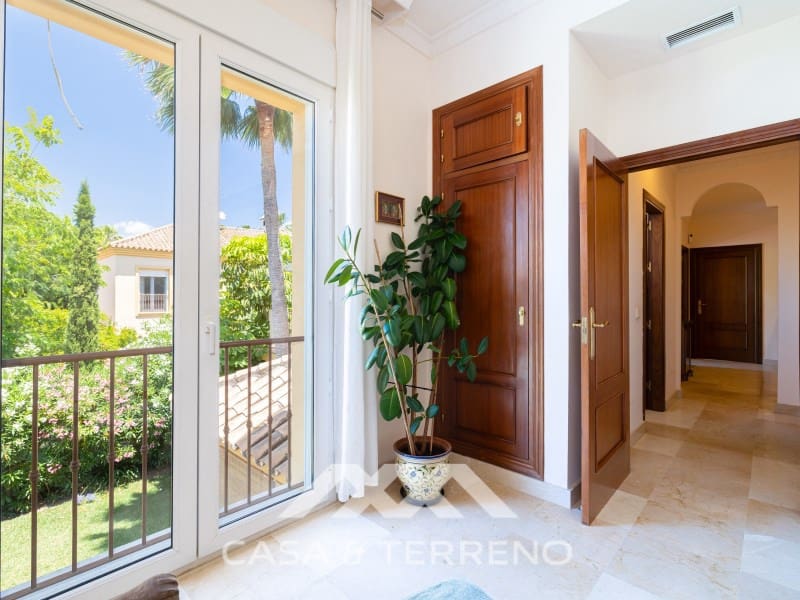5 makuuhuone Huvila myytävänä paikassa Nueva Andalucia mukana uima-altaan - 1 395 000 € (Ref: 9996861)