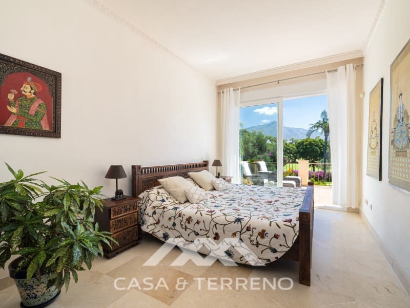 5 makuuhuone Huvila myytävänä paikassa Nueva Andalucia mukana uima-altaan - 1 395 000 € (Ref: 9996861)