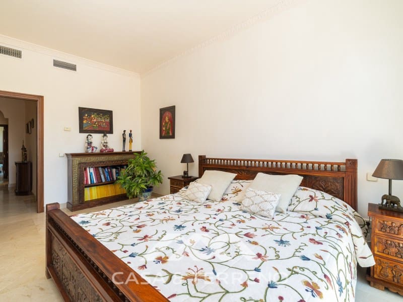 5 makuuhuone Huvila myytävänä paikassa Nueva Andalucia mukana uima-altaan - 1 395 000 € (Ref: 9996861)
