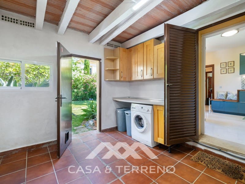 5 makuuhuone Huvila myytävänä paikassa Nueva Andalucia mukana uima-altaan - 1 395 000 € (Ref: 9996861)