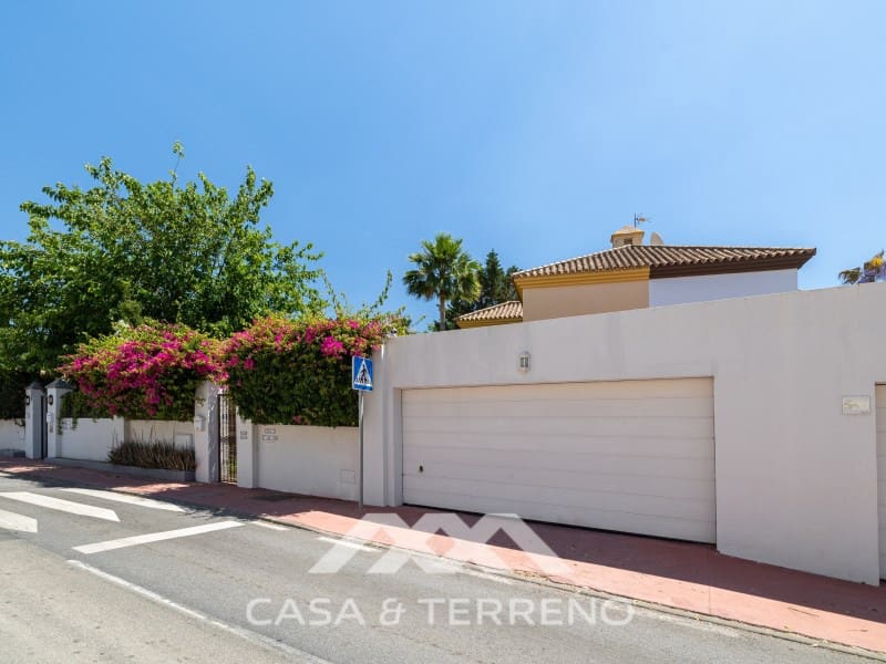 5 makuuhuone Huvila myytävänä paikassa Nueva Andalucia mukana uima-altaan - 1 395 000 € (Ref: 9996861)