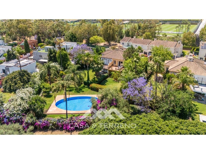 5 makuuhuone Huvila myytävänä paikassa Nueva Andalucia mukana uima-altaan - 1 395 000 € (Ref: 9996861)