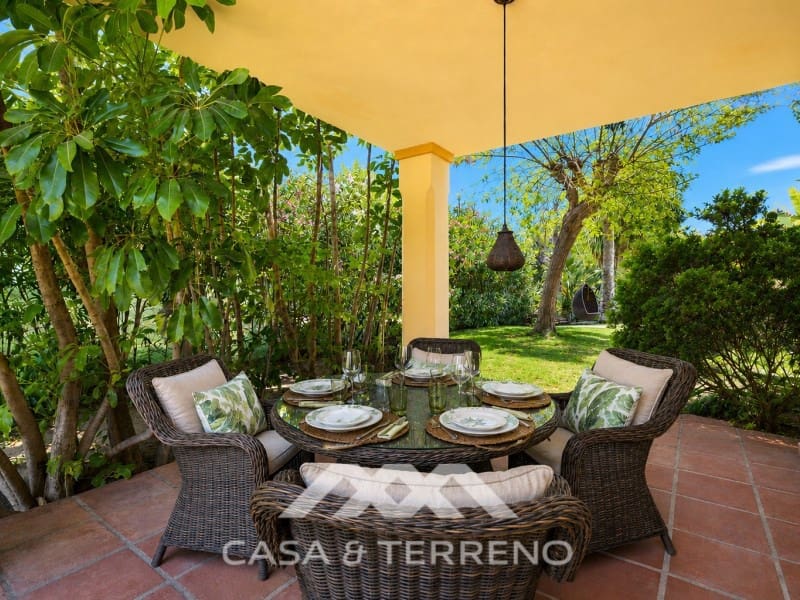 5 makuuhuone Huvila myytävänä paikassa Nueva Andalucia mukana uima-altaan - 1 395 000 € (Ref: 9996861)