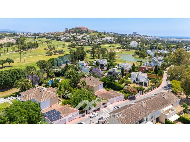 5 makuuhuone Huvila myytävänä paikassa Nueva Andalucia mukana uima-altaan - 1 395 000 € (Ref: 9996861)