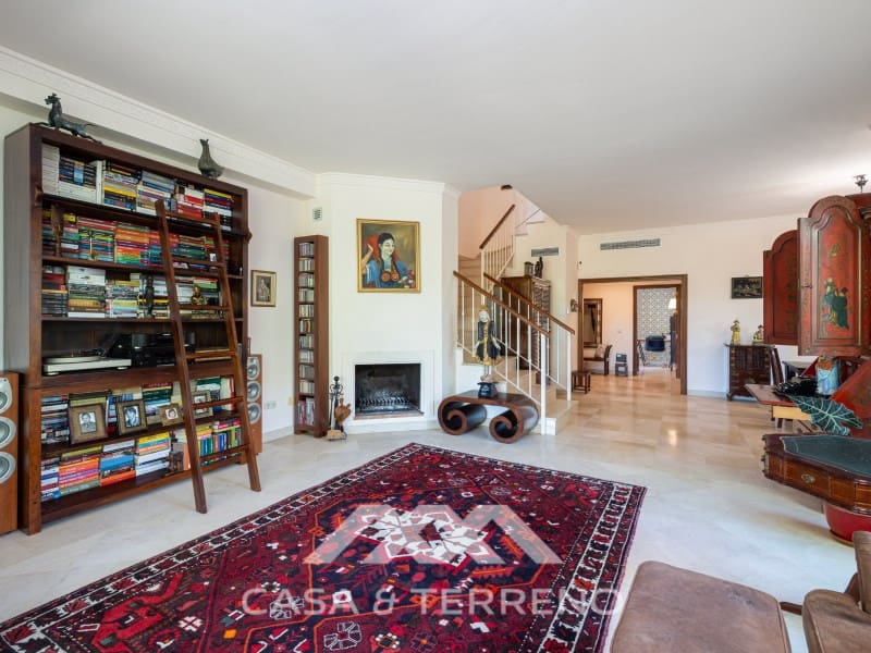 5 makuuhuone Huvila myytävänä paikassa Nueva Andalucia mukana uima-altaan - 1 395 000 € (Ref: 9996861)