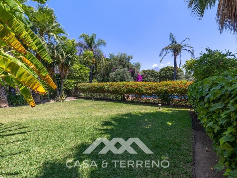 5 makuuhuone Huvila myytävänä paikassa Nueva Andalucia mukana uima-altaan - 1 395 000 € (Ref: 9996861)
