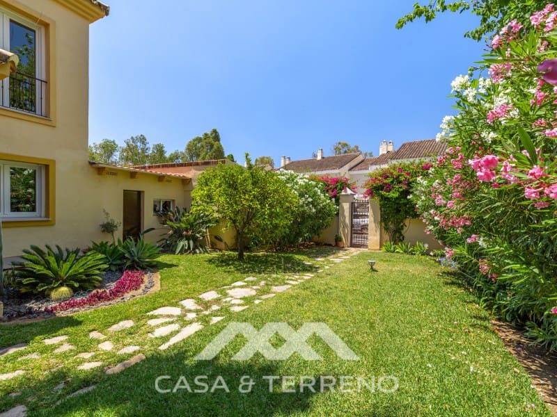 5 makuuhuone Huvila myytävänä paikassa Nueva Andalucia mukana uima-altaan - 1 395 000 € (Ref: 9996861)