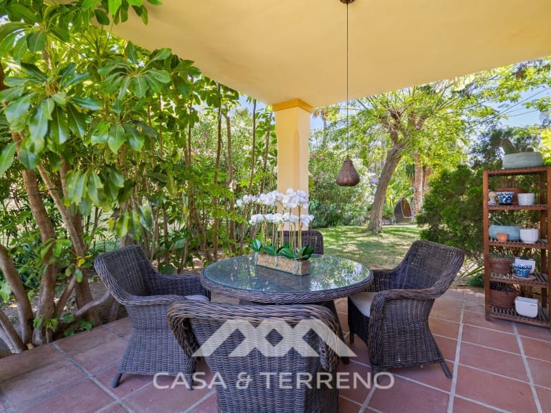 5 makuuhuone Huvila myytävänä paikassa Nueva Andalucia mukana uima-altaan - 1 395 000 € (Ref: 9996861)