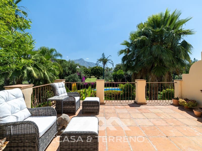 5 makuuhuone Huvila myytävänä paikassa Nueva Andalucia mukana uima-altaan - 1 395 000 € (Ref: 9996861)