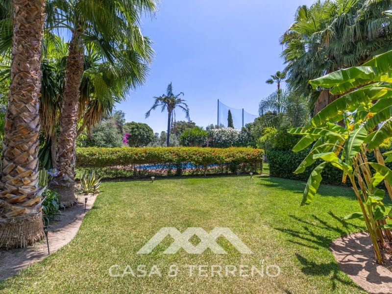 5 makuuhuone Huvila myytävänä paikassa Nueva Andalucia mukana uima-altaan - 1 395 000 € (Ref: 9996861)