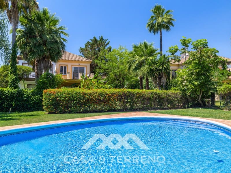 5 makuuhuone Huvila myytävänä paikassa Nueva Andalucia mukana uima-altaan - 1 395 000 € (Ref: 9996861)