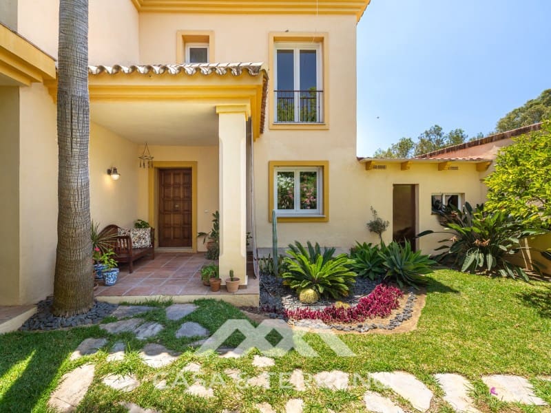 5 makuuhuone Huvila myytävänä paikassa Nueva Andalucia mukana uima-altaan - 1 395 000 € (Ref: 9996861)