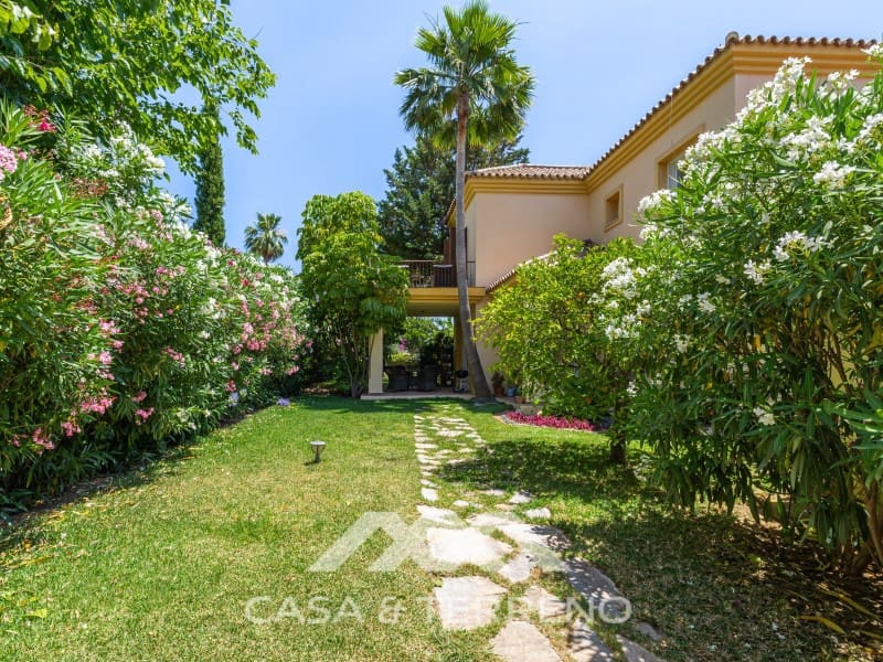 5 makuuhuone Huvila myytävänä paikassa Nueva Andalucia mukana uima-altaan - 1 395 000 € (Ref: 9996861)