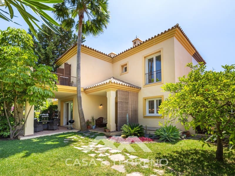 5 makuuhuone Huvila myytävänä paikassa Nueva Andalucia mukana uima-altaan - 1 395 000 € (Ref: 9996861)