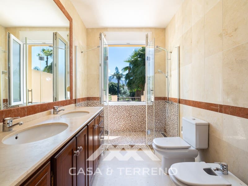 5 makuuhuone Huvila myytävänä paikassa Nueva Andalucia mukana uima-altaan - 1 395 000 € (Ref: 9996861)
