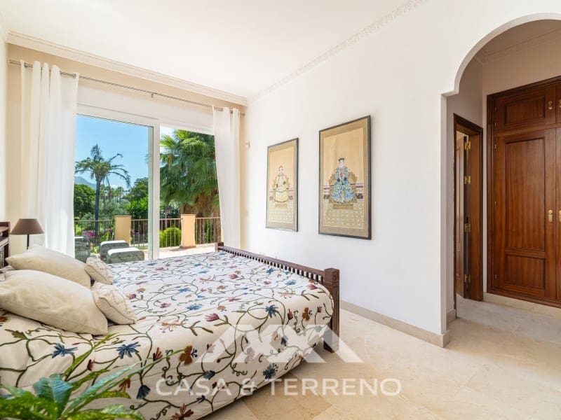 5 makuuhuone Huvila myytävänä paikassa Nueva Andalucia mukana uima-altaan - 1 395 000 € (Ref: 9996861)