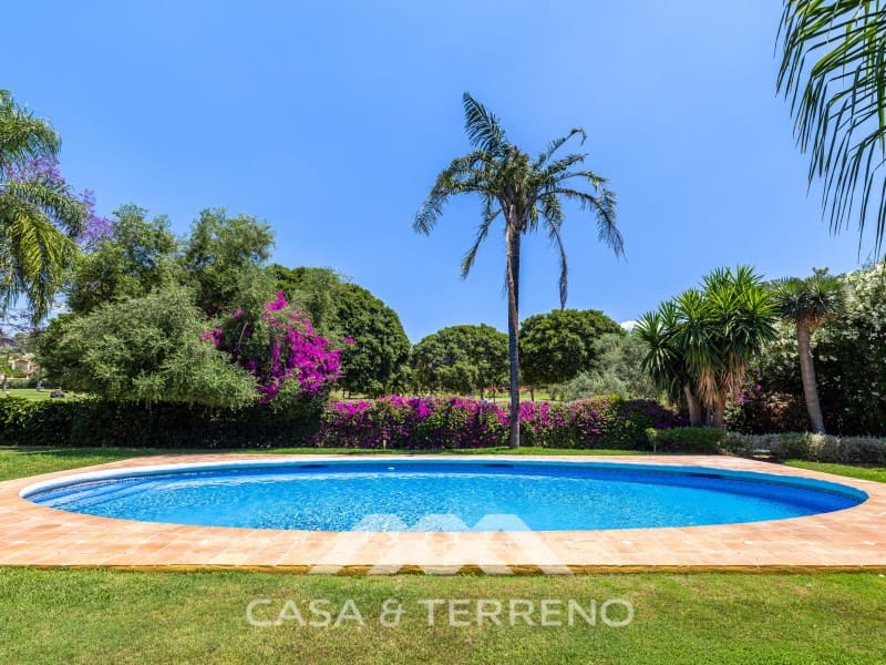 5 makuuhuone Huvila myytävänä paikassa Nueva Andalucia mukana uima-altaan - 1 395 000 € (Ref: 9996861)